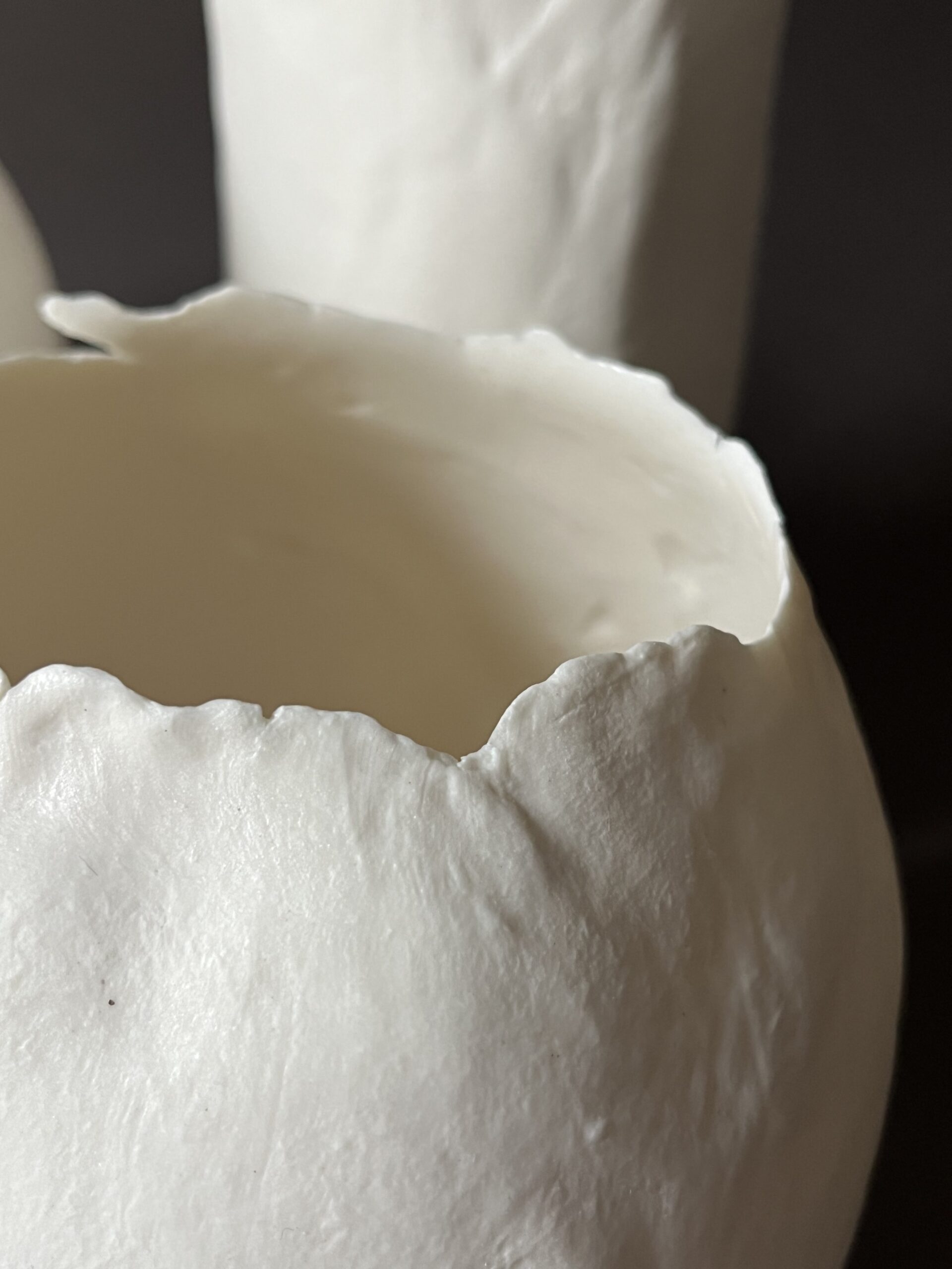 Gros plan sur l'ouverture déchirée d'un photophore Éclosion en porcelaine papier blanche