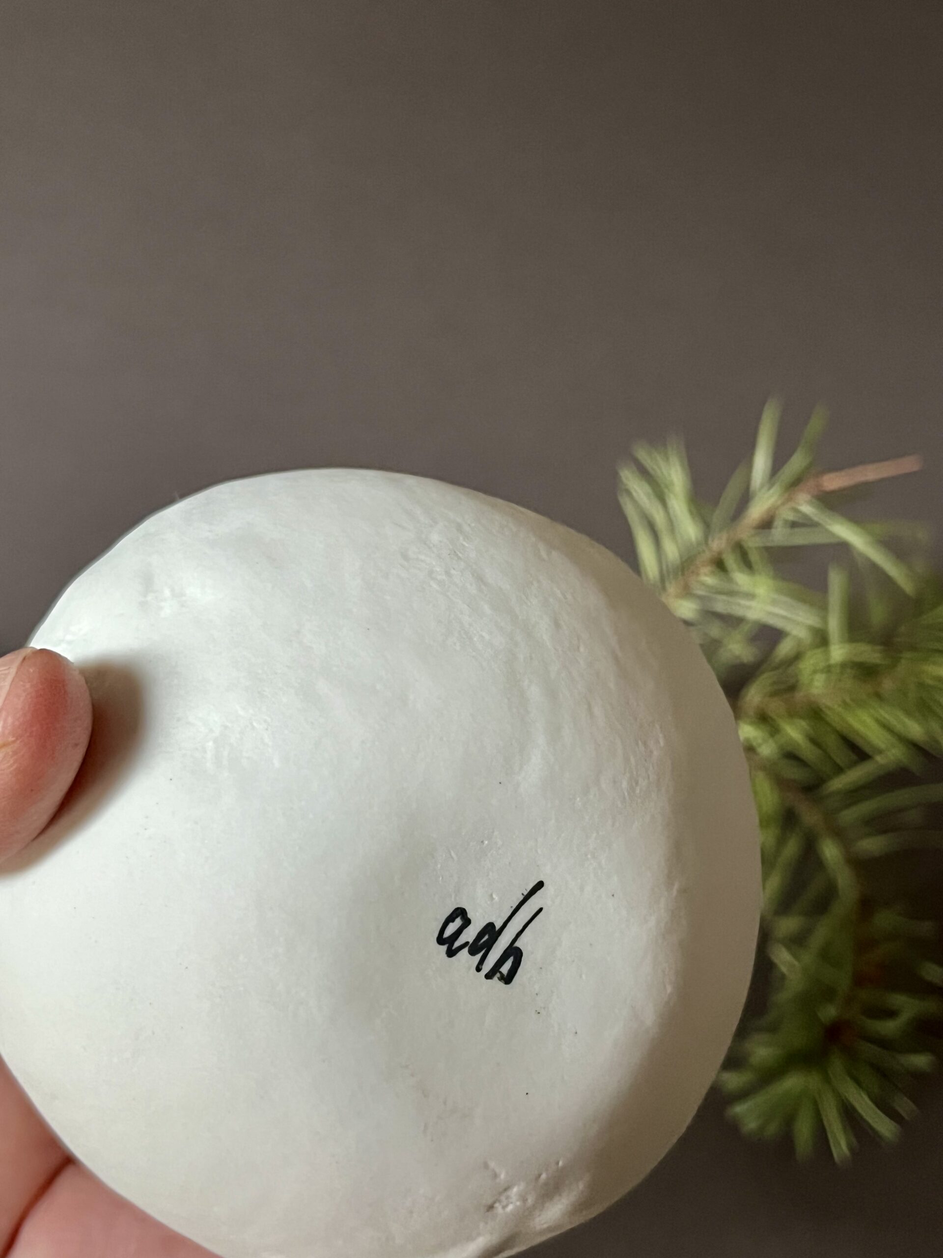 Dessous d'un photophore Éclosion en porcelaine papier signé adb à la main, branche de pin