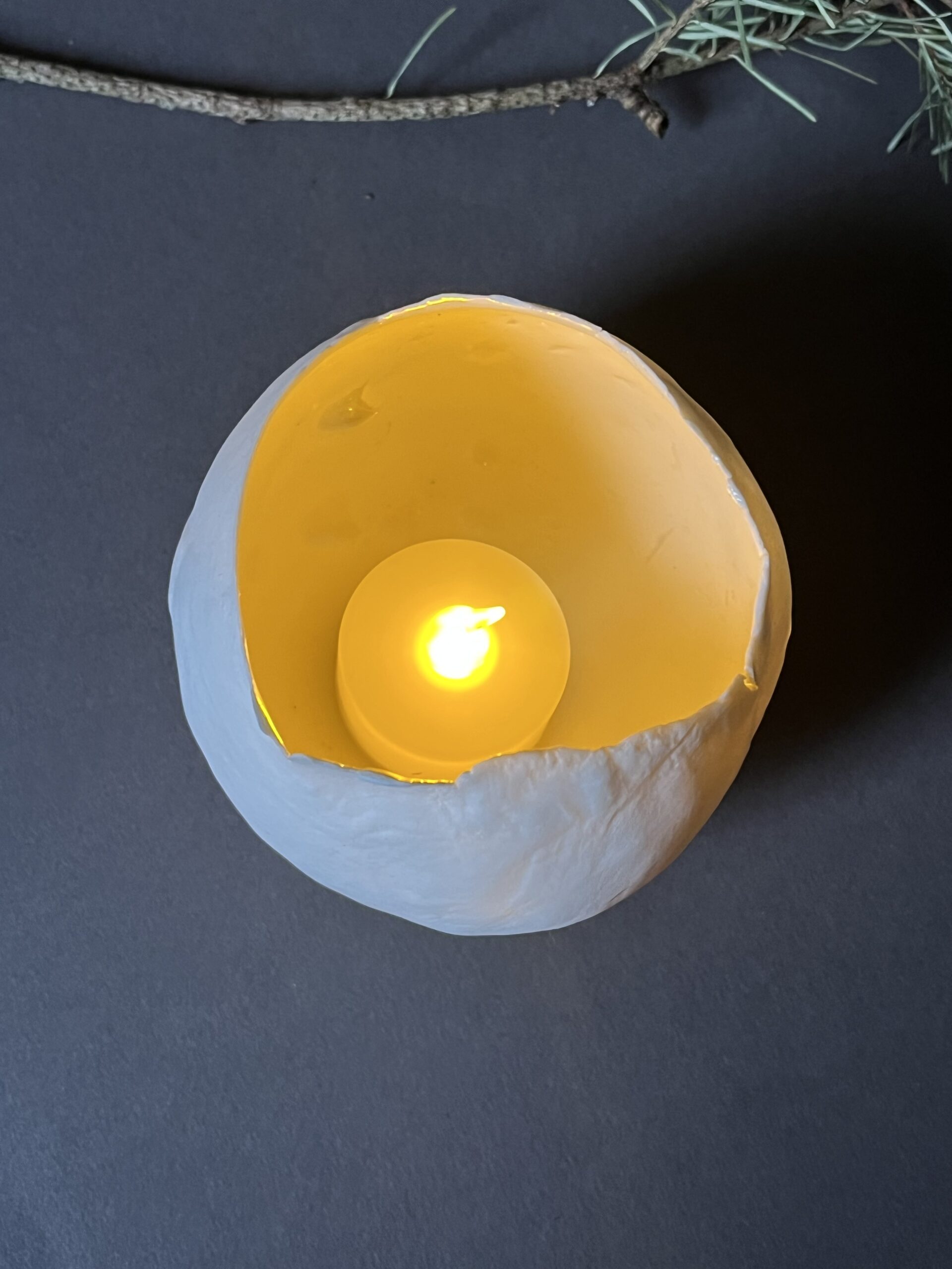 Photophore Éclosion vu de dessus avec une bougie LED allumée à l'intérieur, lumière jaune chaude