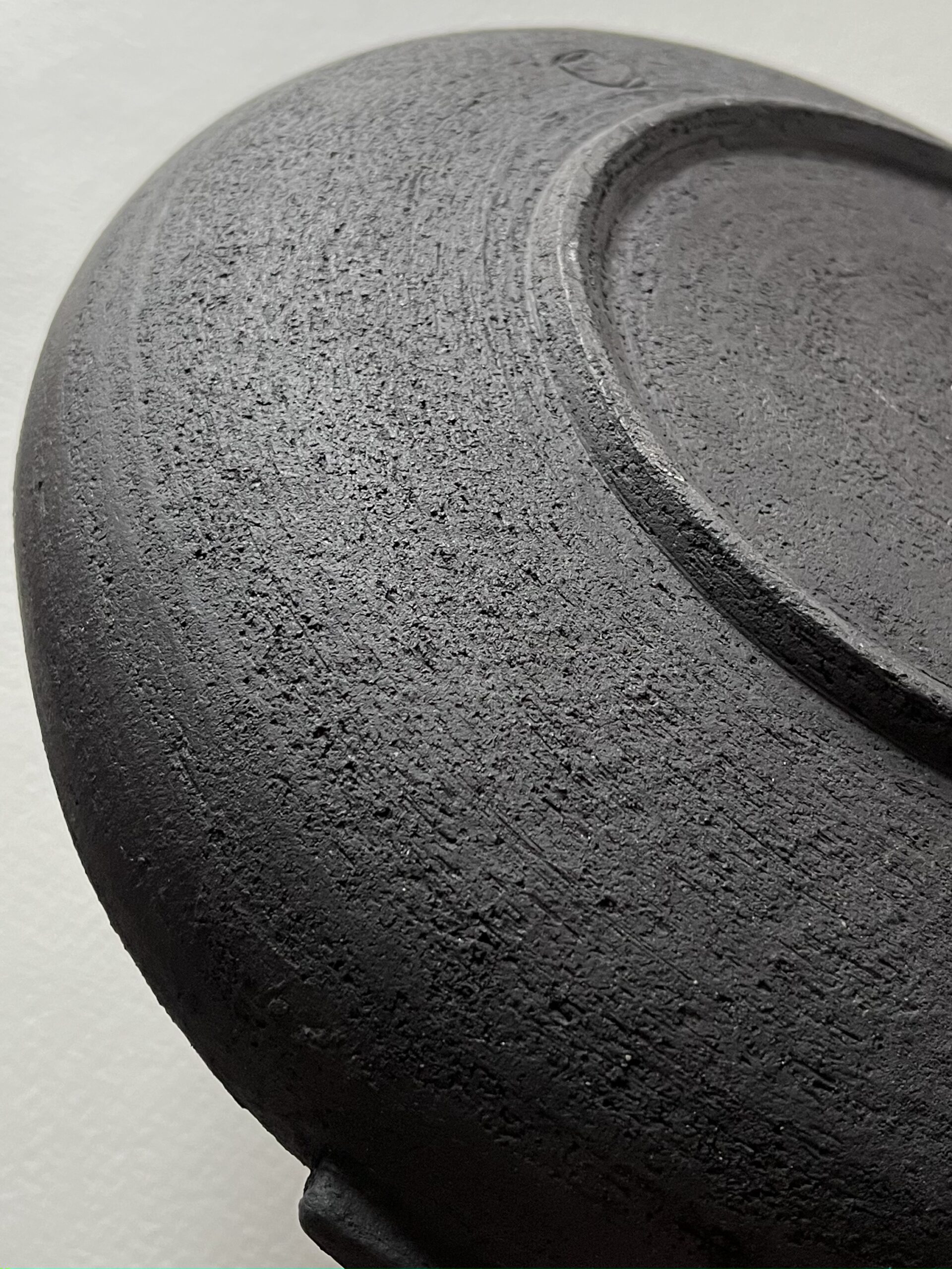 Coupe Rocaille retournée montrant son dessous et son pied en grès noir chamotté brut