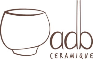 Logo adb Céramique avec silhouette de bol, en marron sur fond noir