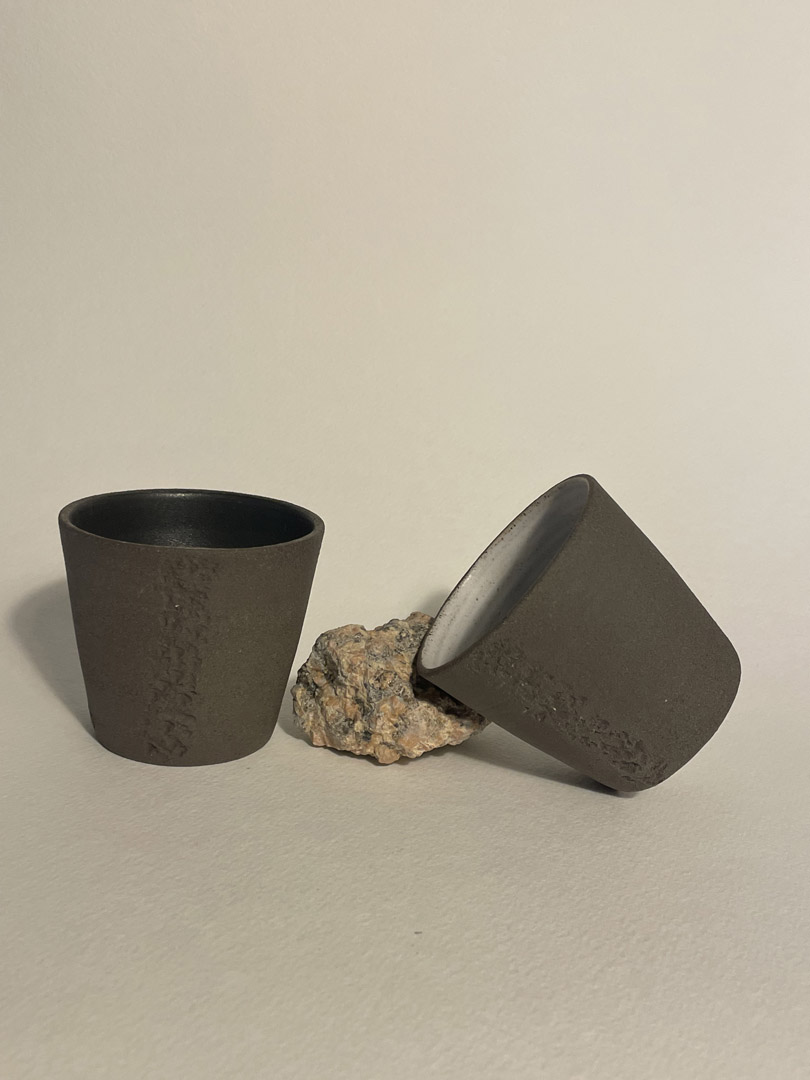 Deux gobelets Treb évasés en grès brun brut, empreinte de granit rose, avec un morceau de granit