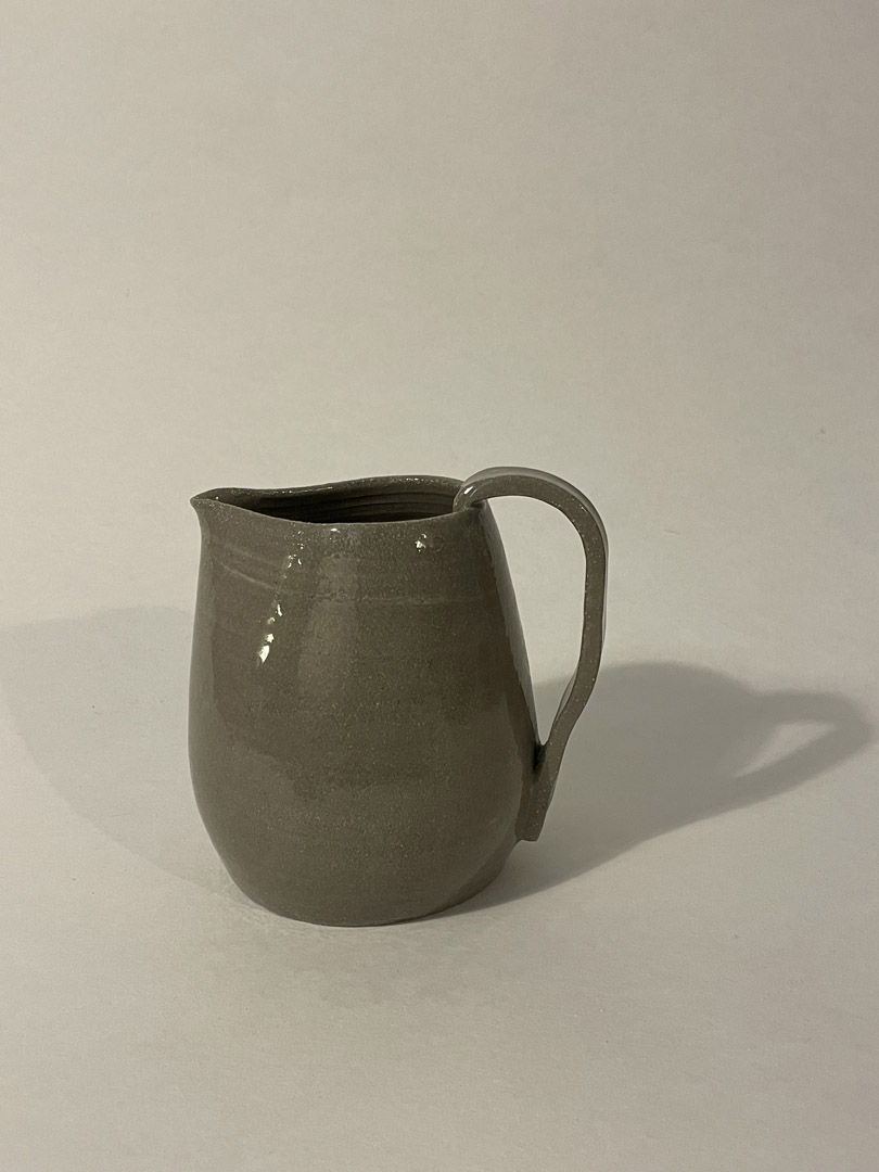 Petit pichet Anna en grès gris chiné émaillé transparent, vue de trois quarts, anse à droite