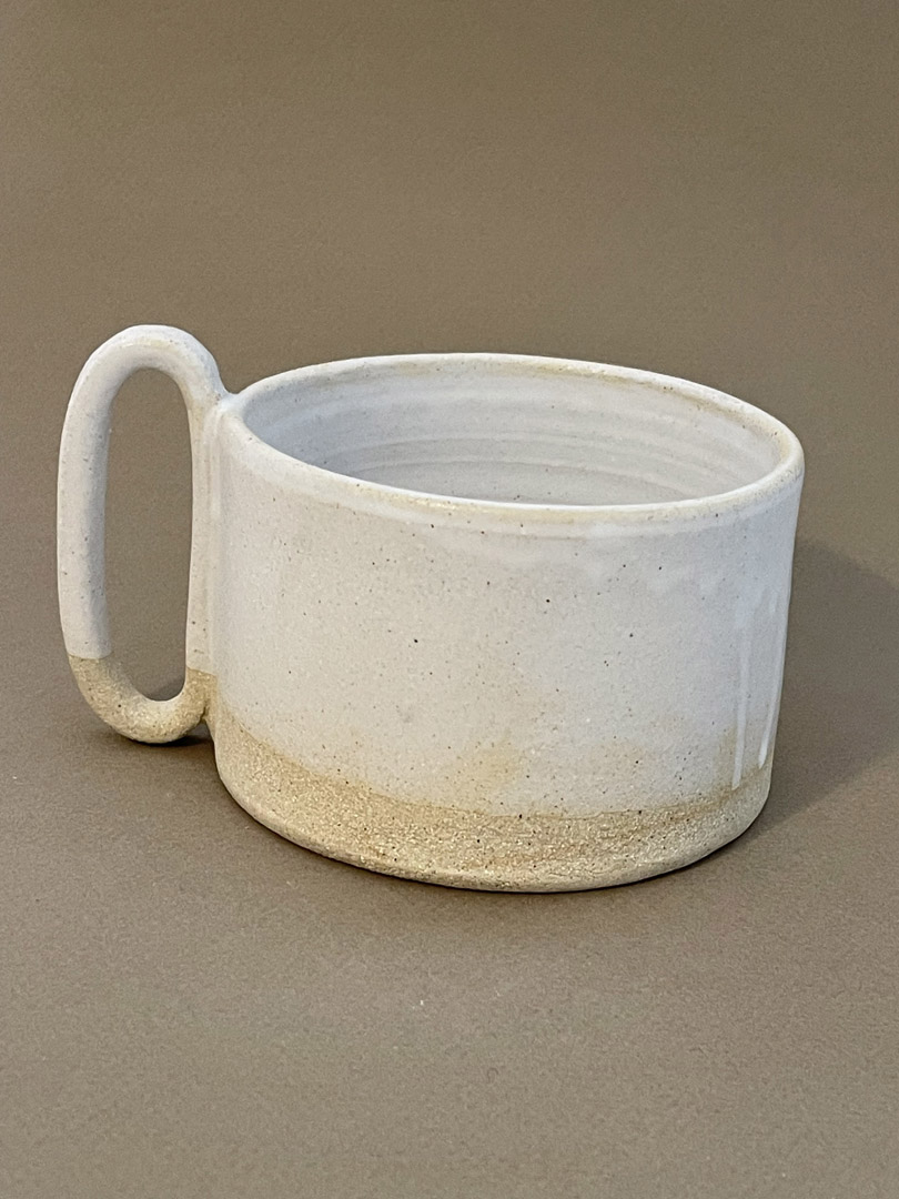 Grande tasse à thé Caro en grès chamotté émaillé blanc mat, plus large que haute, anse tournée