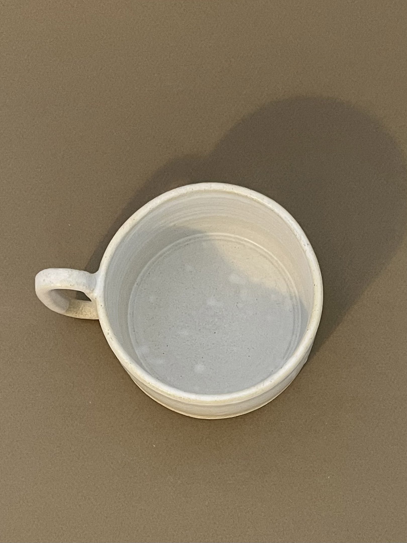 Tasse à thé Caro vue de dessus, intérieur émaillé blanc mat, anse à gauche