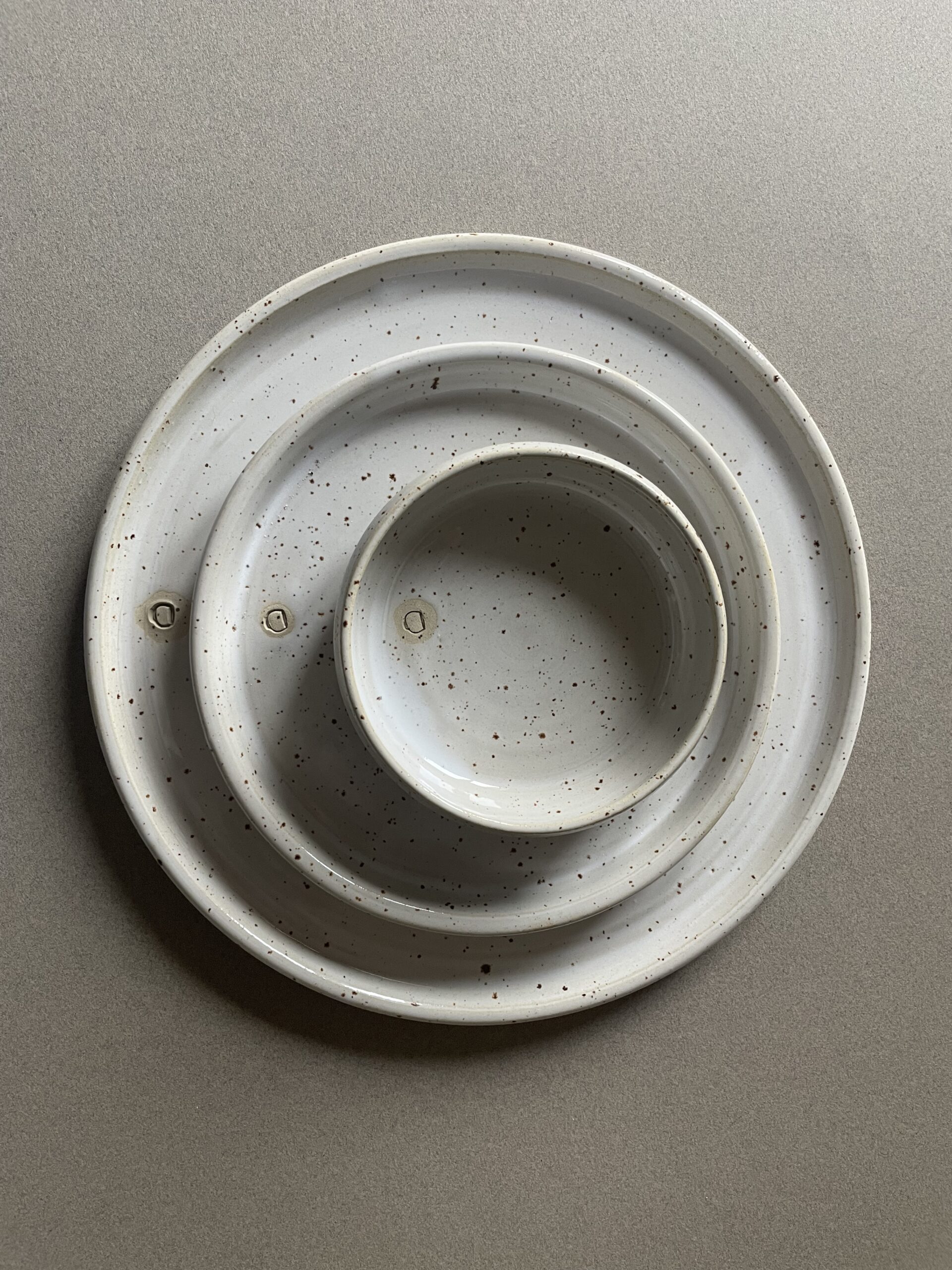 Grande assiette, petite assiette et ramequin Maya empilés, vus de dessus
