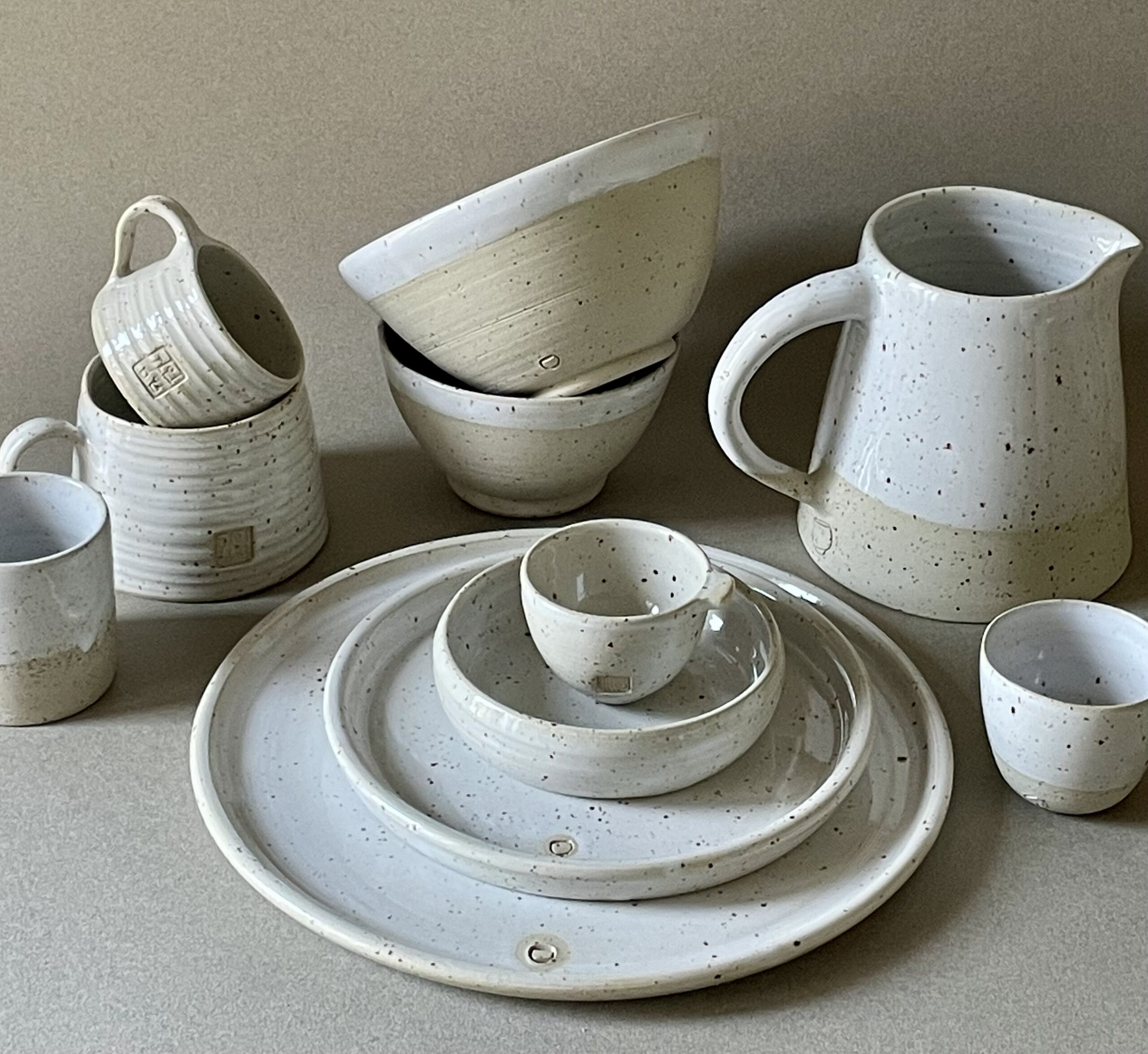 Service Maya complet : assiettes, bols, tasses, gobelets et pichet en grès pyrité émaillé blanc brillant