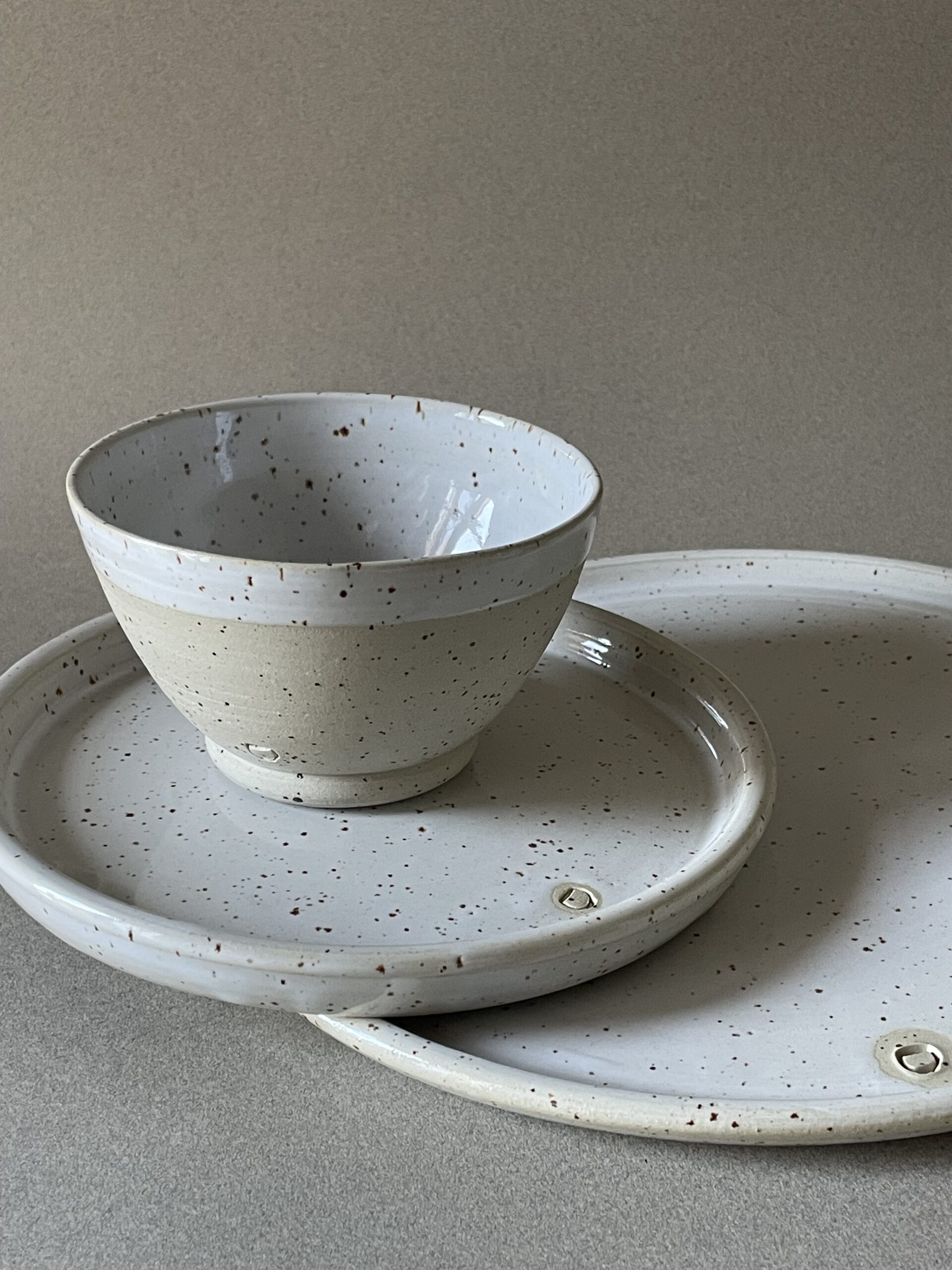 Bol Maya posé sur deux assiettes plates Maya empilées, grès pyrité et émail blanc brillant