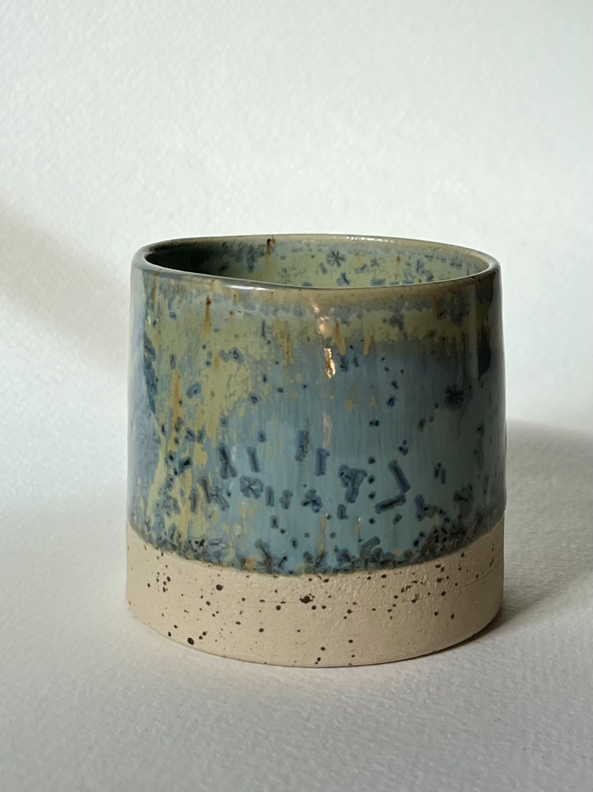 Gobelet Steph en grès pyrité à l'émail vert mer, bleu-vert nuancé, base brute, vue de face