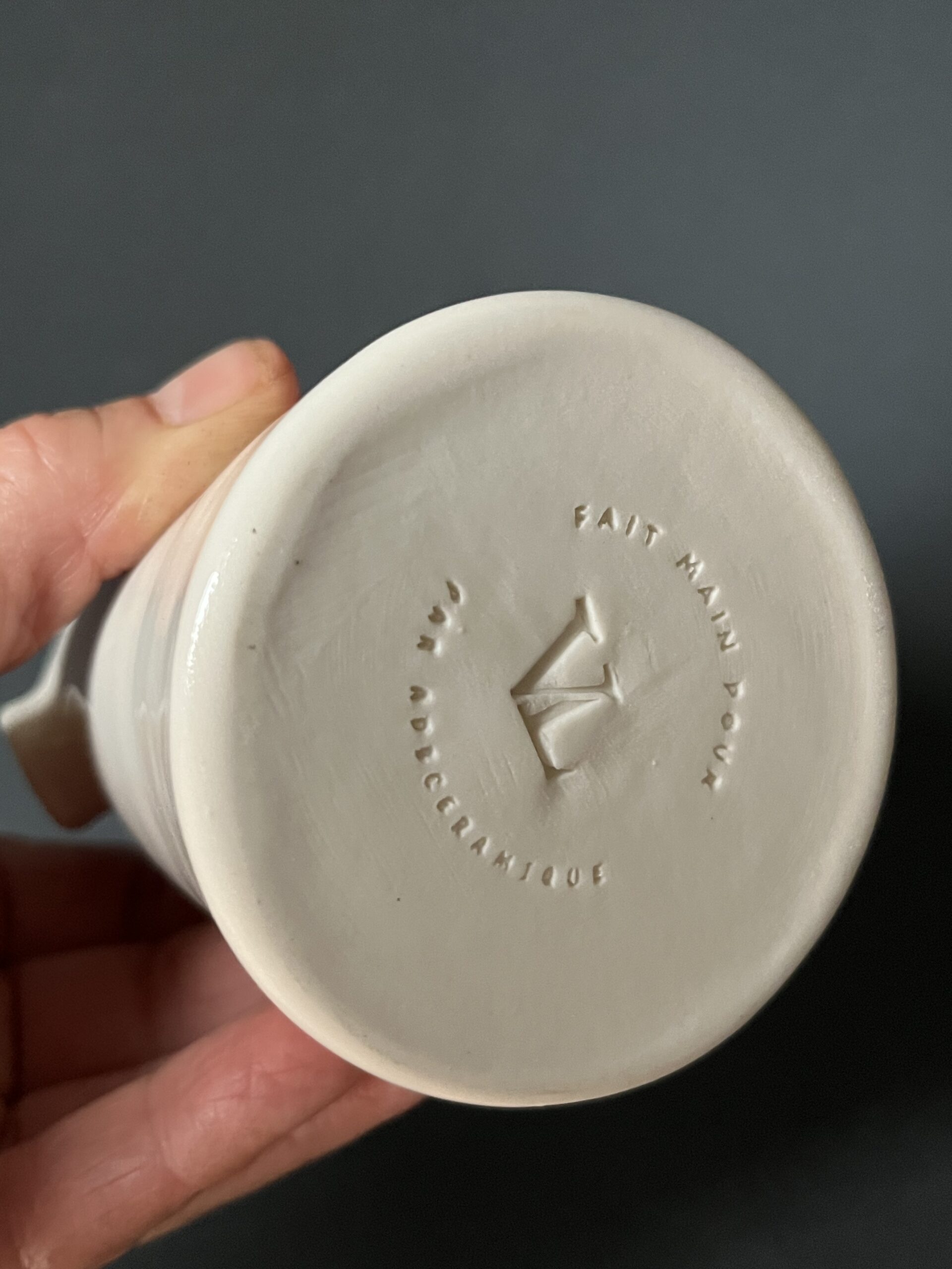 Dessous d'une saucière en porcelaine marquée « fait main pour Le Vieux Logis par adb Céramique »