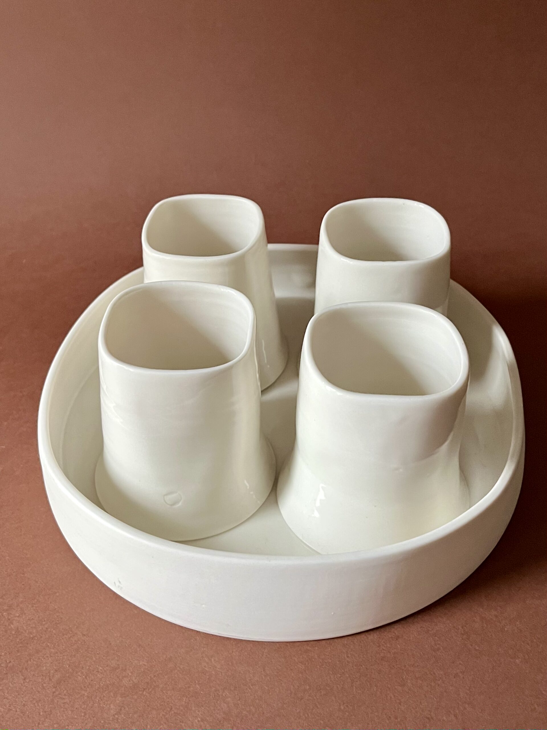 Set à café Ulysse version blanche : quatre tasses lungo en porcelaine dans leur plateau rond