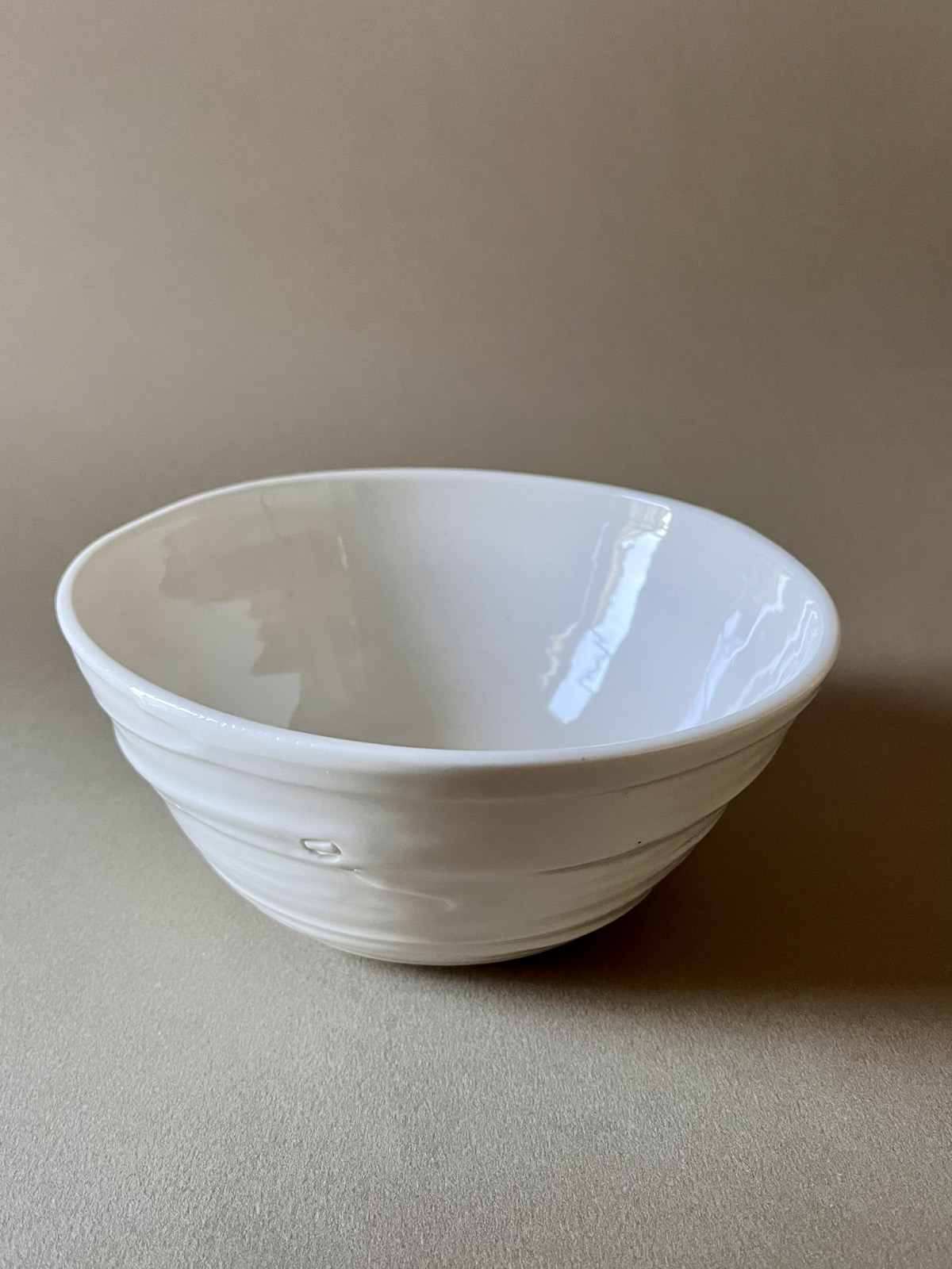 Bol Purete en porcelaine blanche vu en plongée, intérieur émaillé brillant