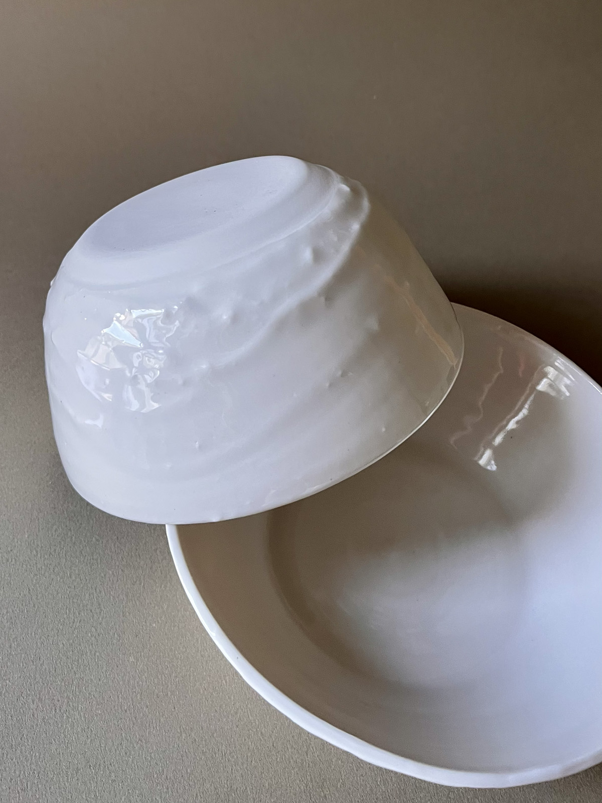 Deux bols Purete en porcelaine blanche brillante, l'un retourné posé sur l'autre