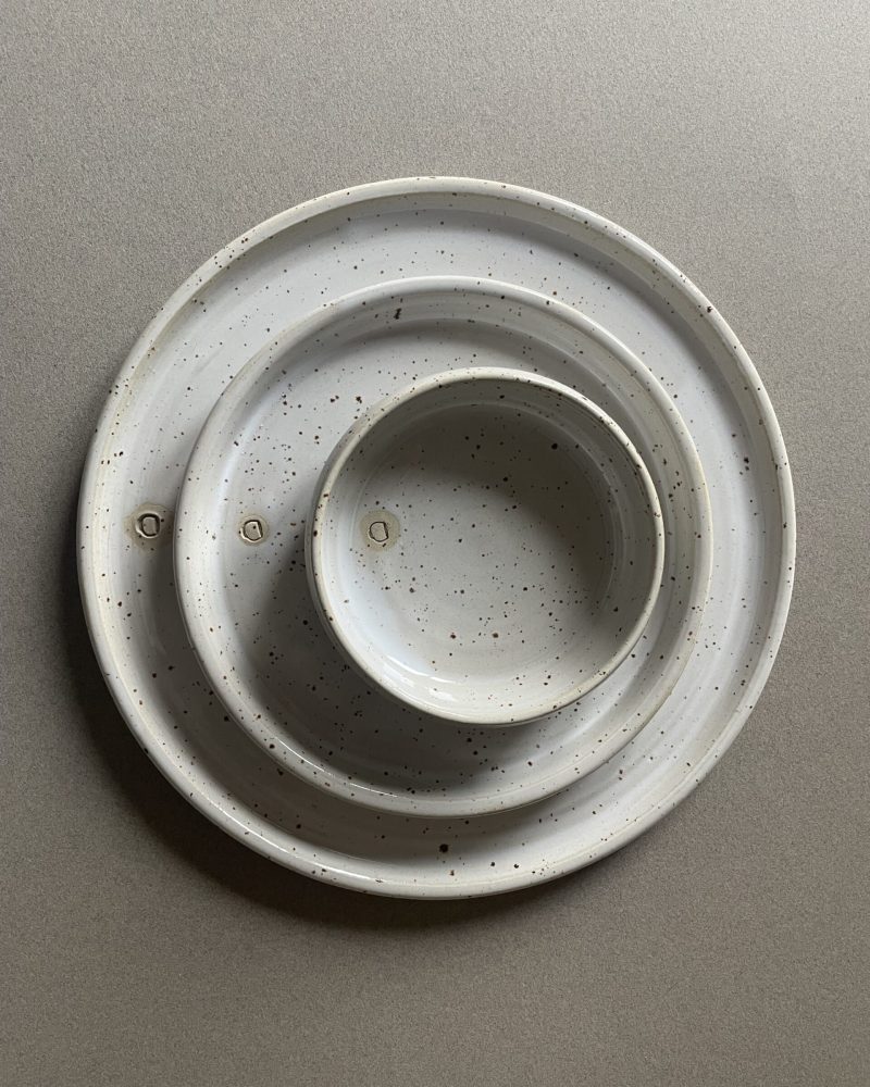 Grande assiette, petite assiette et ramequin Maya empilés, vus de dessus