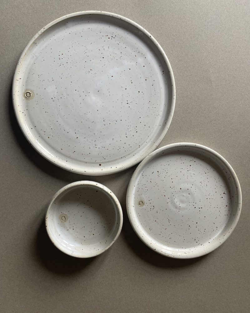Grande assiette, petite assiette et ramequin Maya vus de dessus, émail blanc moucheté