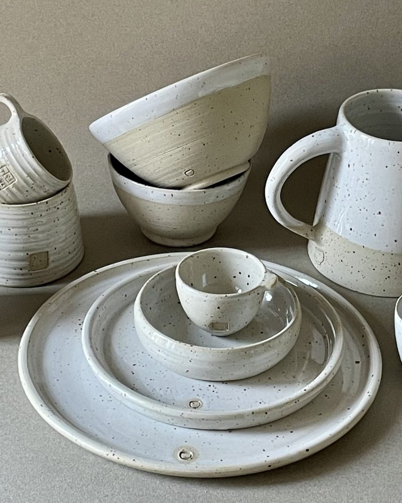 Service Maya complet : assiettes, bols, tasses, gobelets et pichet en grès pyrité émaillé blanc brillant
