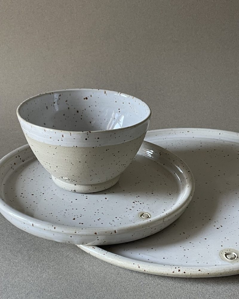 Bol Maya posé sur deux assiettes plates Maya empilées, grès pyrité et émail blanc brillant