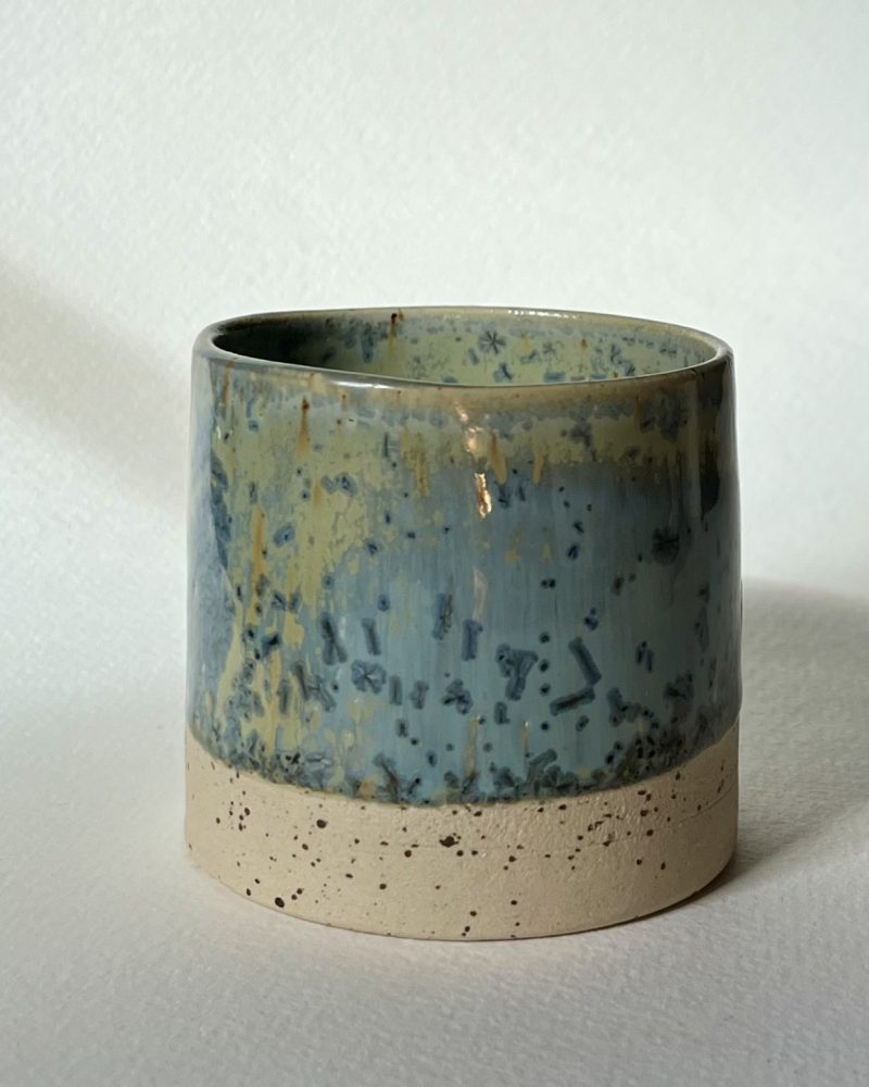Gobelet Steph en grès pyrité à l'émail vert mer, bleu-vert nuancé, base brute, vue de face