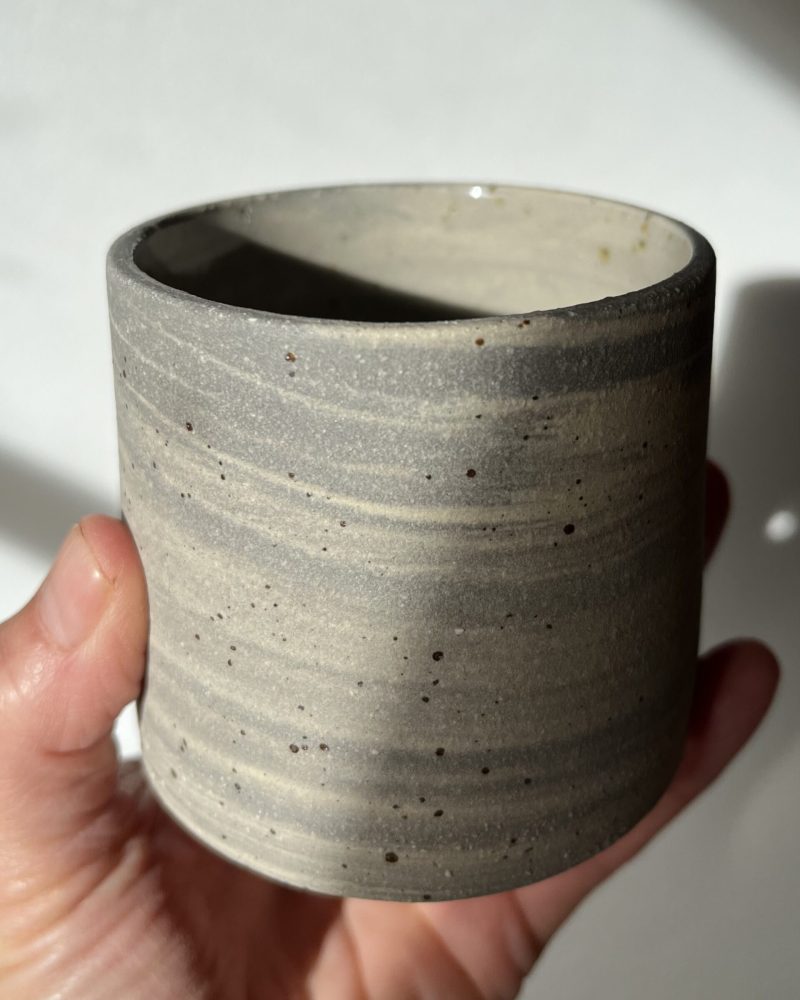 Gobelet Steph en grès gris marbré laissé brut à l'extérieur, tenu en main