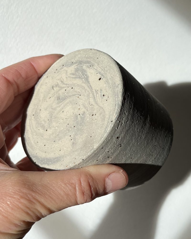 Gobelet Steph en grès gris marbré pyrité tenu en main, dessous brut aux veines grises