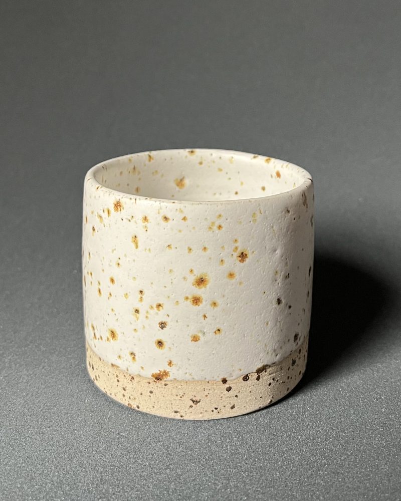 Gobelet Steph en grès pyrité à l'émail blanc velours aux mouchetures dorées, vue de trois quarts