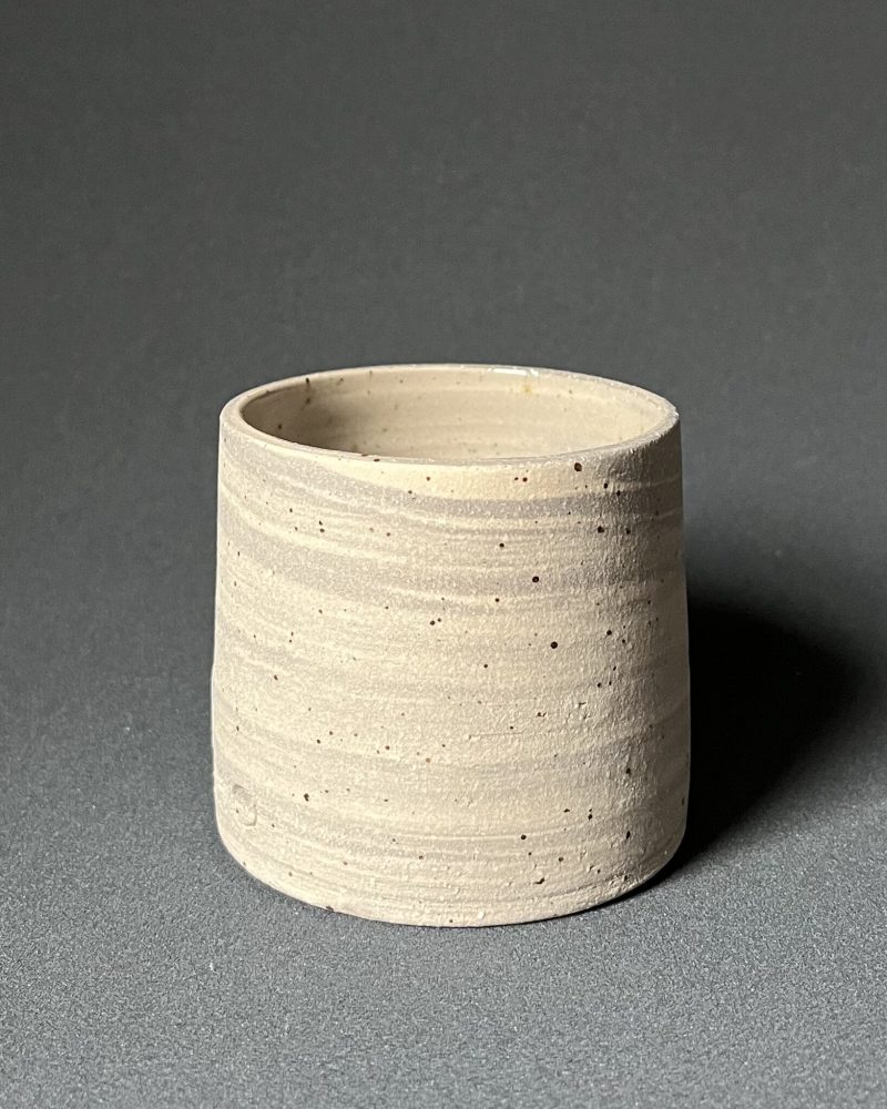 Gobelet Steph en grès gris marbré pyrité laissé brut, vue de face sur fond gris