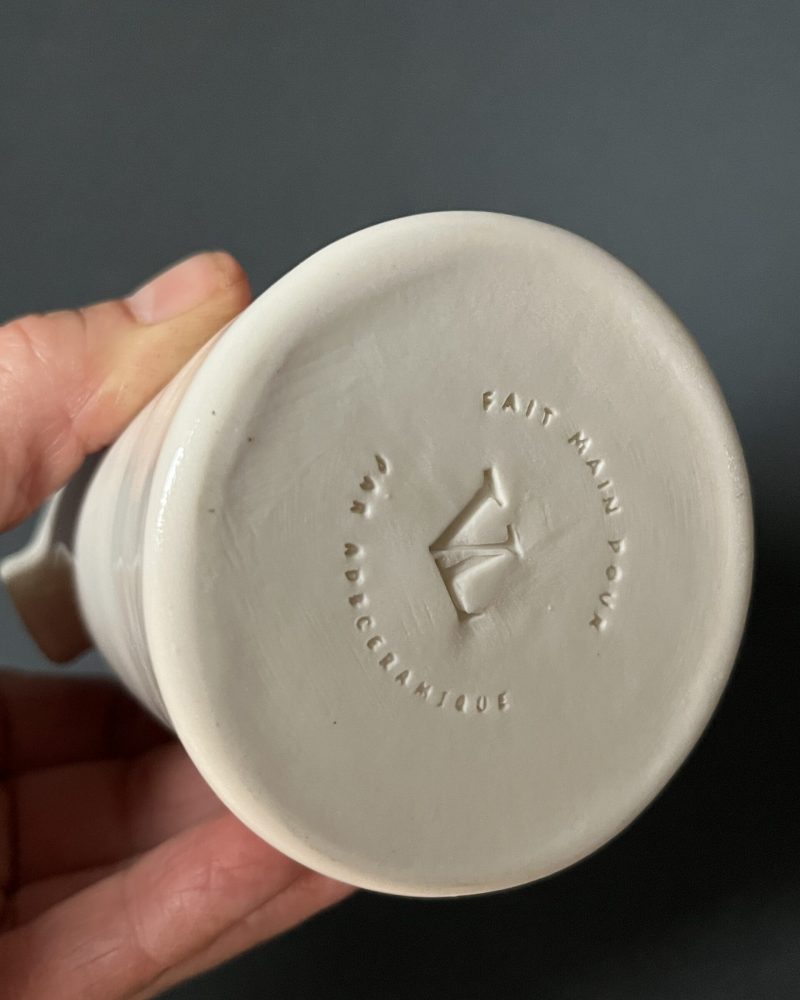 Dessous d'une saucière en porcelaine marquée « fait main pour Le Vieux Logis par adb Céramique »