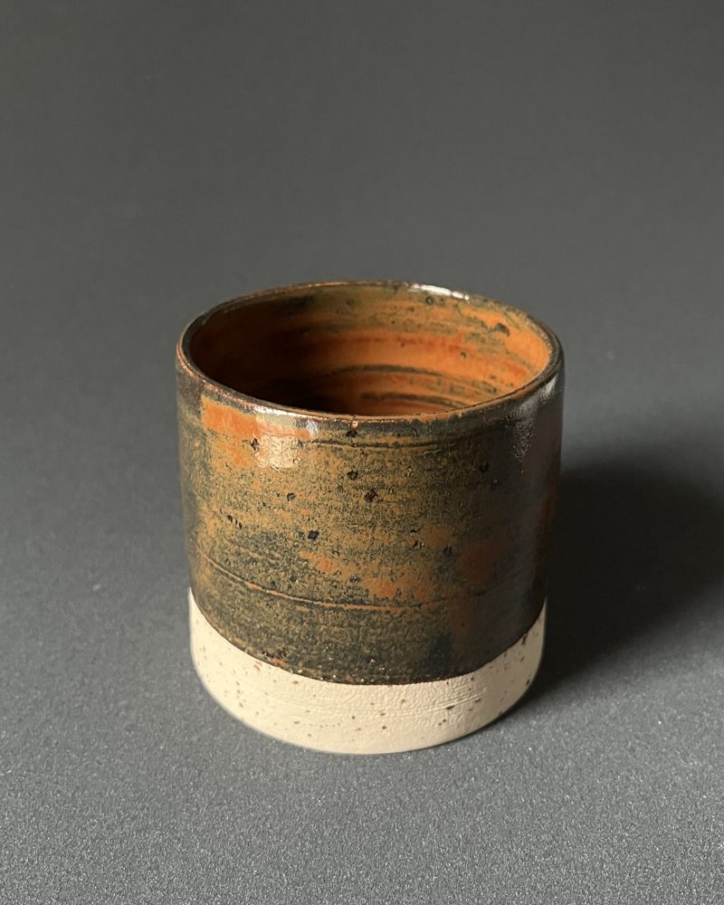 Gobelet Steph en grès à l'émail automne brillant orange et vert sombre, base brute, sur fond gris