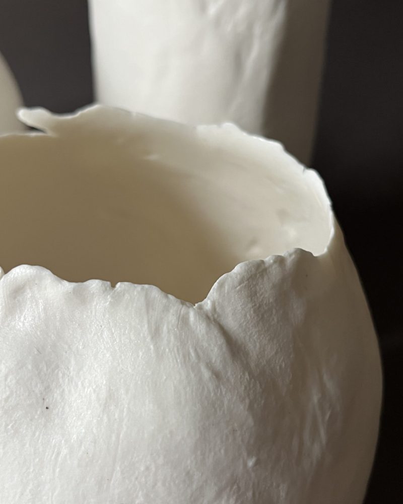 Gros plan sur l'ouverture déchirée d'un photophore Éclosion en porcelaine papier blanche