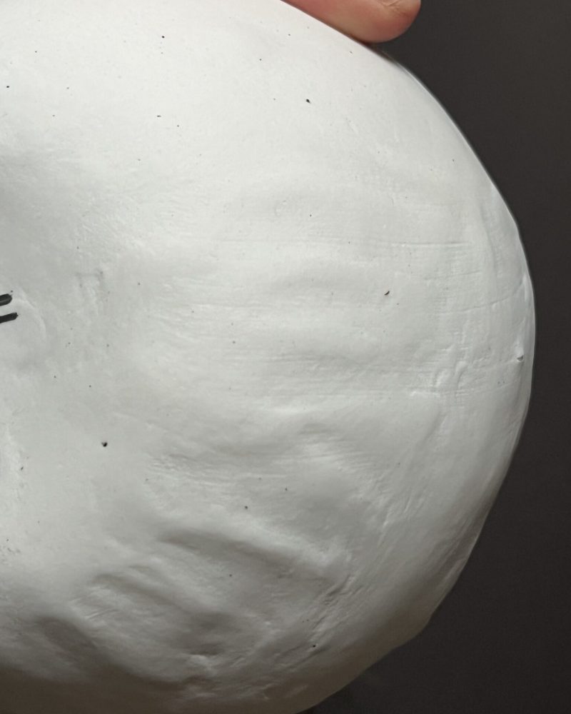 Gros plan sur la signature adb tracée à la main sous un photophore Éclosion en porcelaine papier
