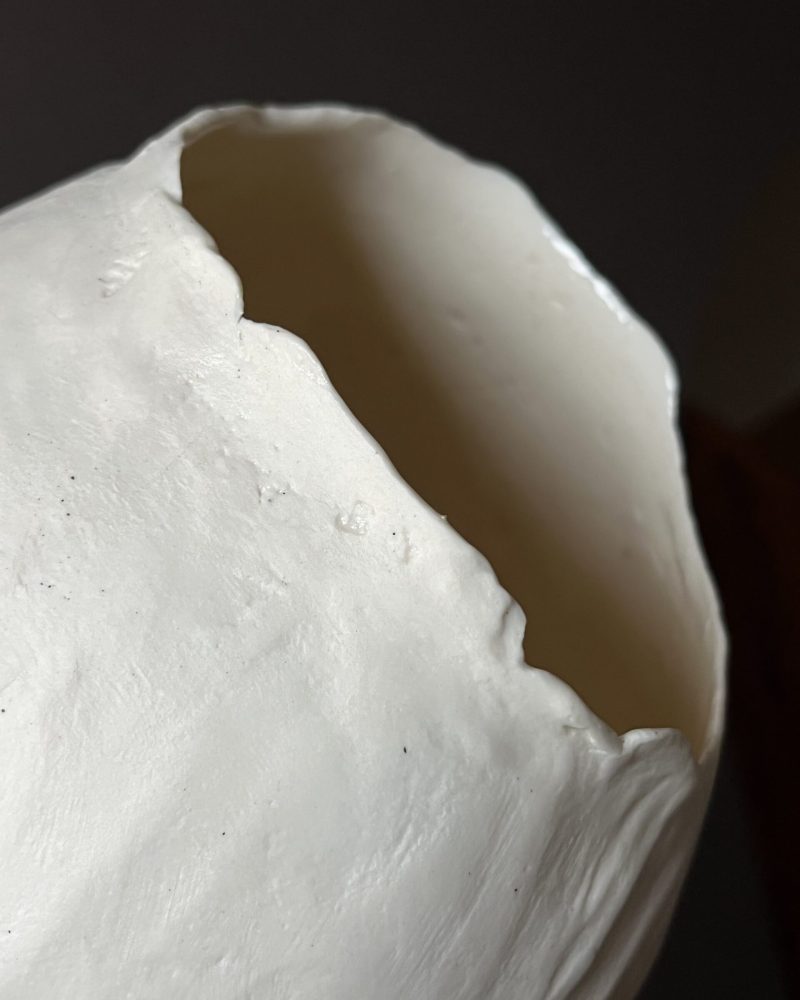 Gros plan sur la texture froissée et l'ouverture d'un photophore Éclosion en porcelaine papier