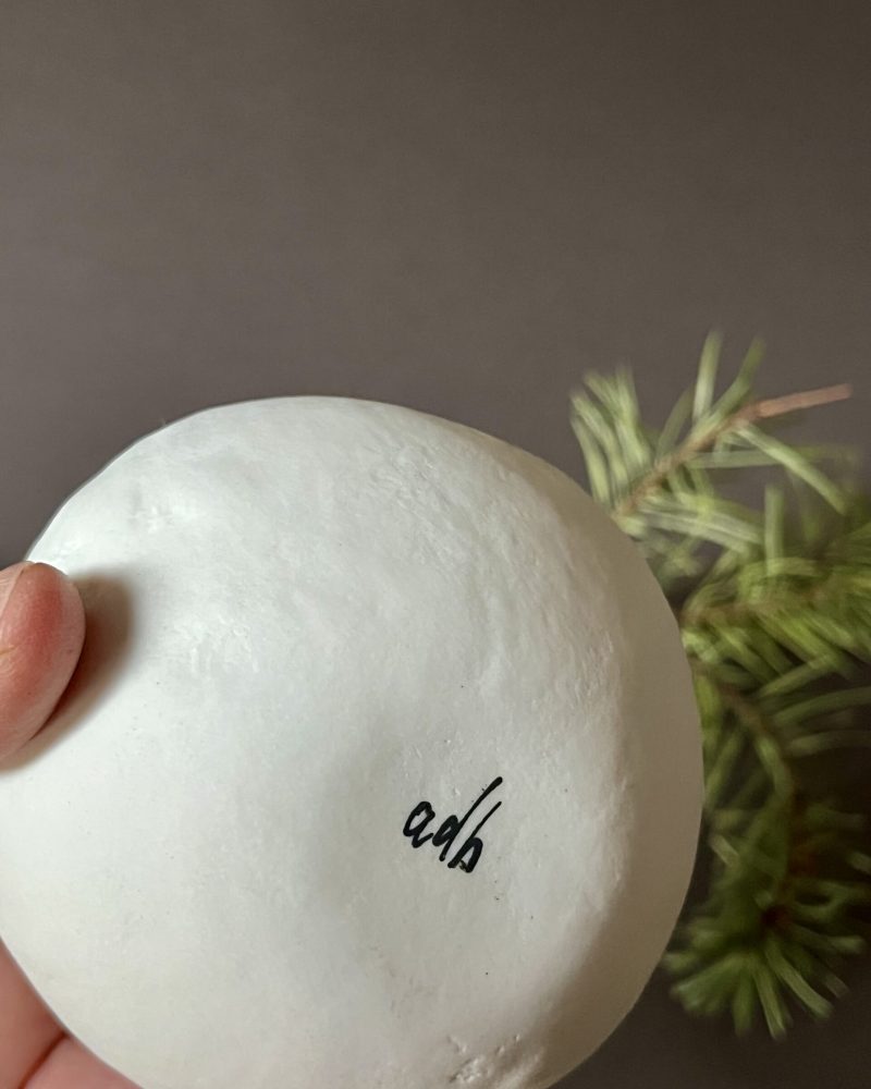 Dessous d'un photophore Éclosion en porcelaine papier signé adb à la main, branche de pin