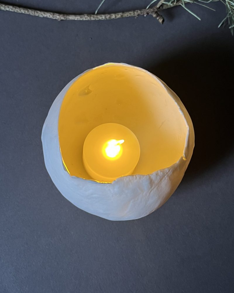 Photophore Éclosion vu de dessus avec une bougie LED allumée à l'intérieur, lumière jaune chaude
