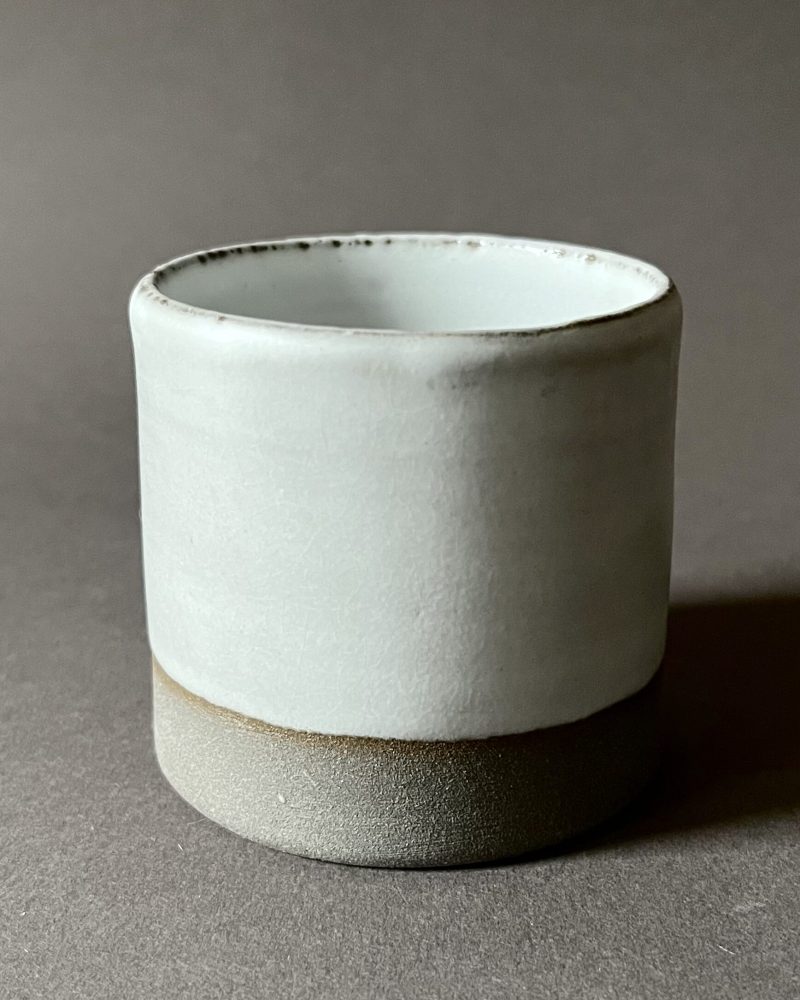 Gobelet Steph en grès gris à l'émail blanc, base brute grise, vue de face sur fond gris