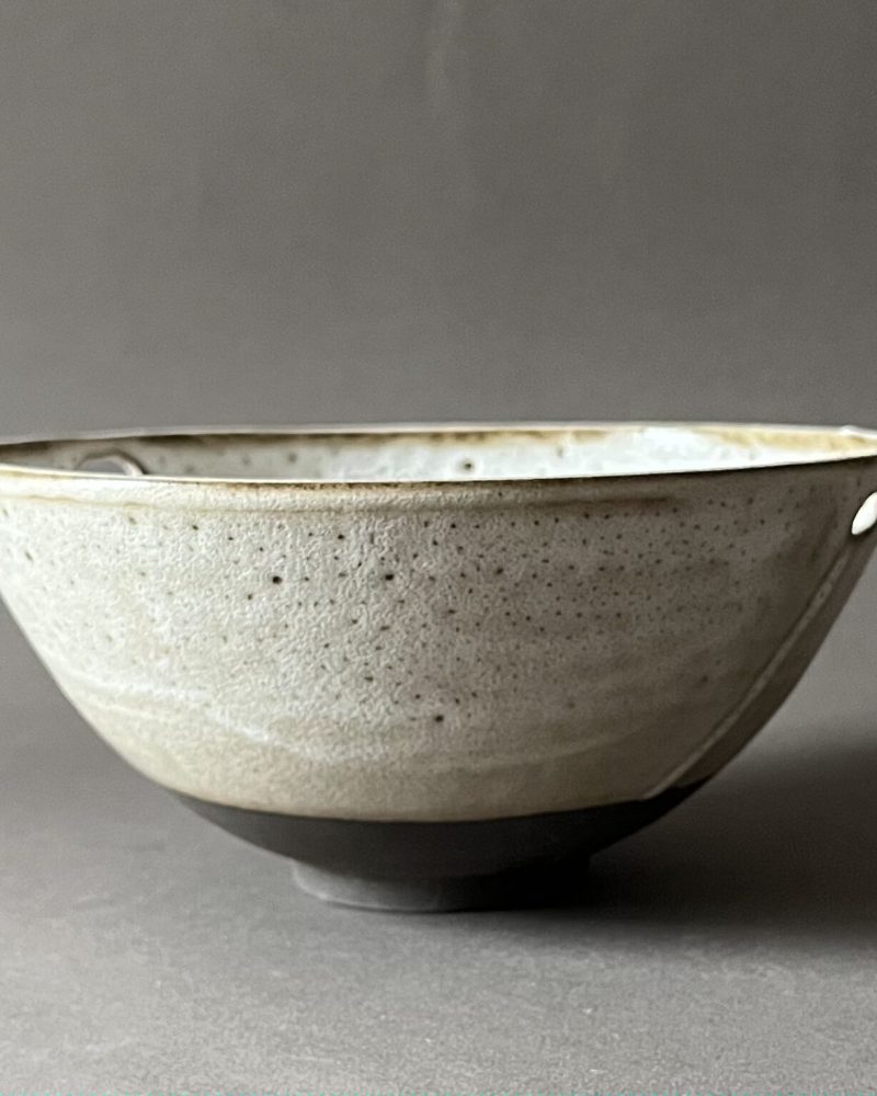 Bol à ramen Tommy en grès à l'émail blanc velours moucheté, pied brun en relief, vue de profil