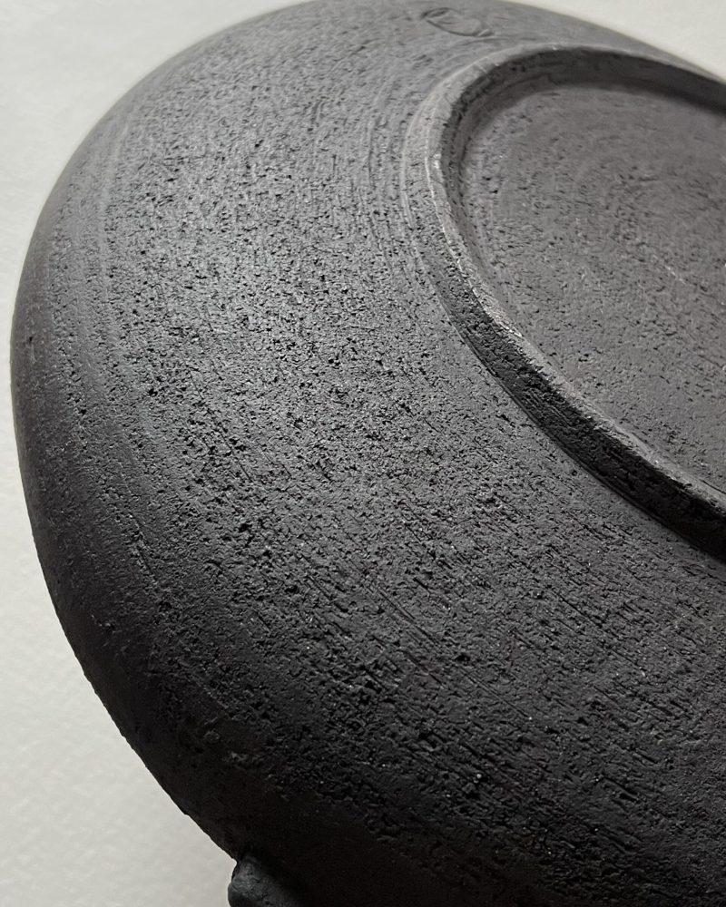 Coupe Rocaille retournée montrant son dessous et son pied en grès noir chamotté brut