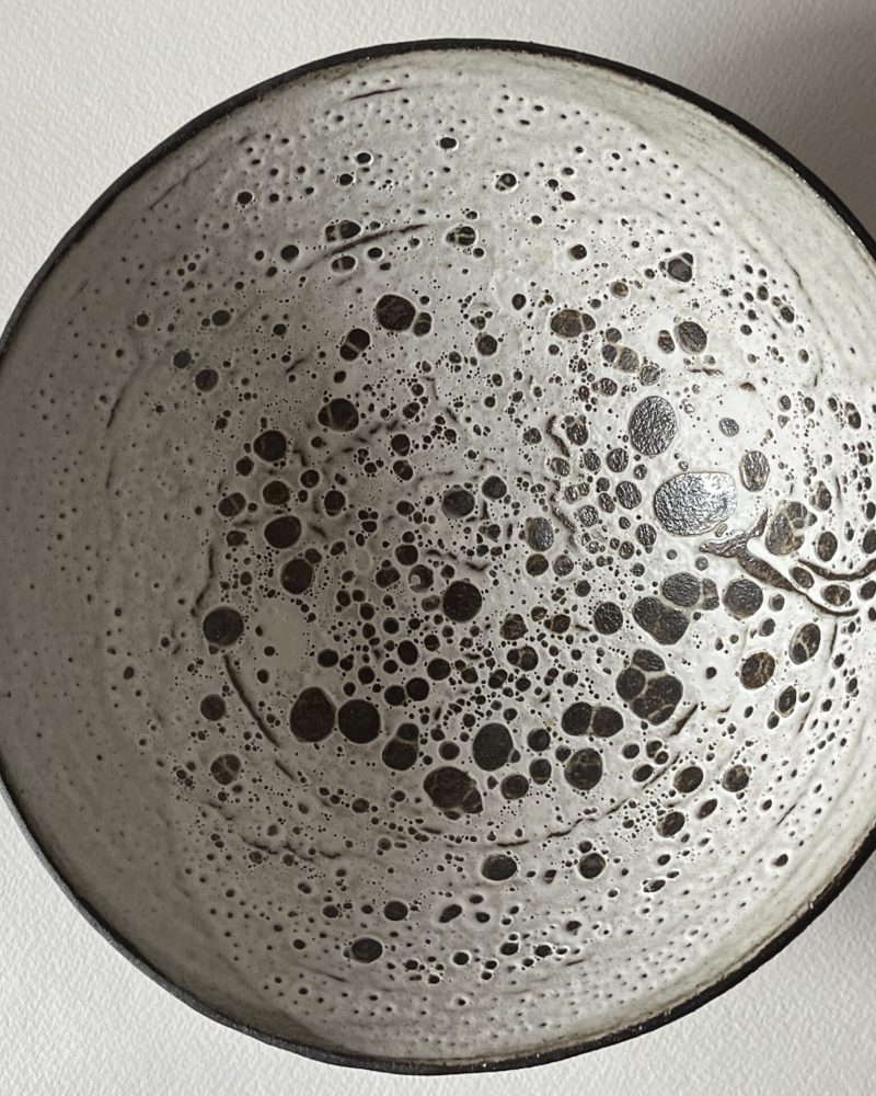 Coupe Rocaille évasée vue de dessus, intérieur blanc velours à pastilles noires, anses sur les côtés