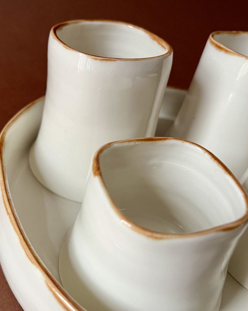 Tasses Ulysse lungo et expresso en porcelaine à liseré marron, gros plan sur leurs lèvres