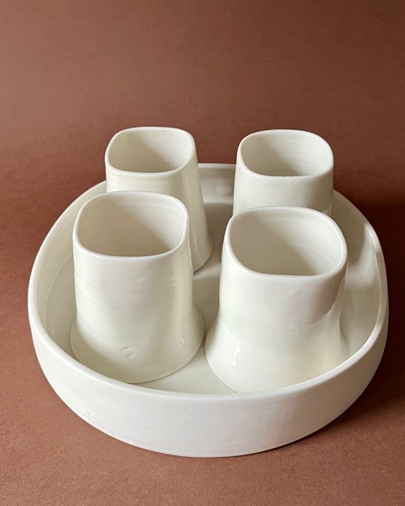 Set à café Ulysse version blanche : quatre tasses lungo en porcelaine dans leur plateau rond