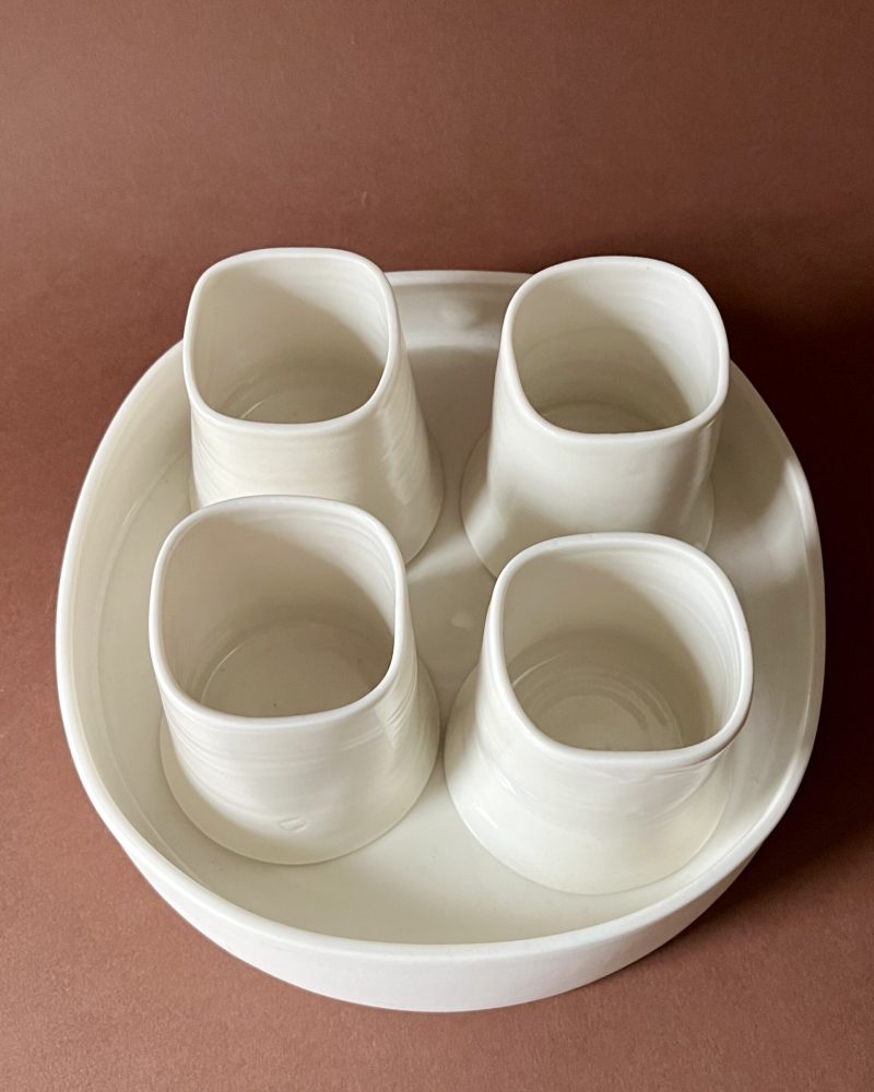 Set à café Ulysse blanc vu de dessus, quatre tasses carrées en porcelaine dans le plateau rond
