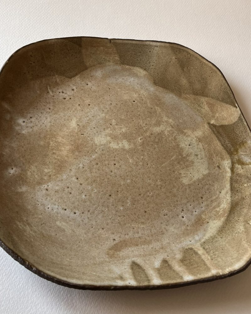 Grande assiette carrée aux angles arrondis en grès brun, intérieur émaillé beige nuageux, vue de dessus