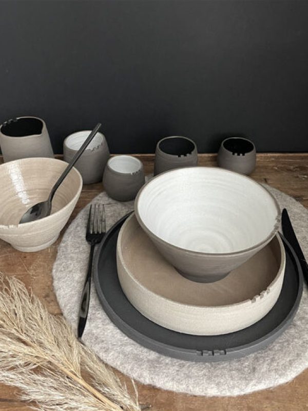 Bols, gobelets et grand saladier en grès blanc et noir sur mesure pour la maison d'hôtes Le Mas de Bethel