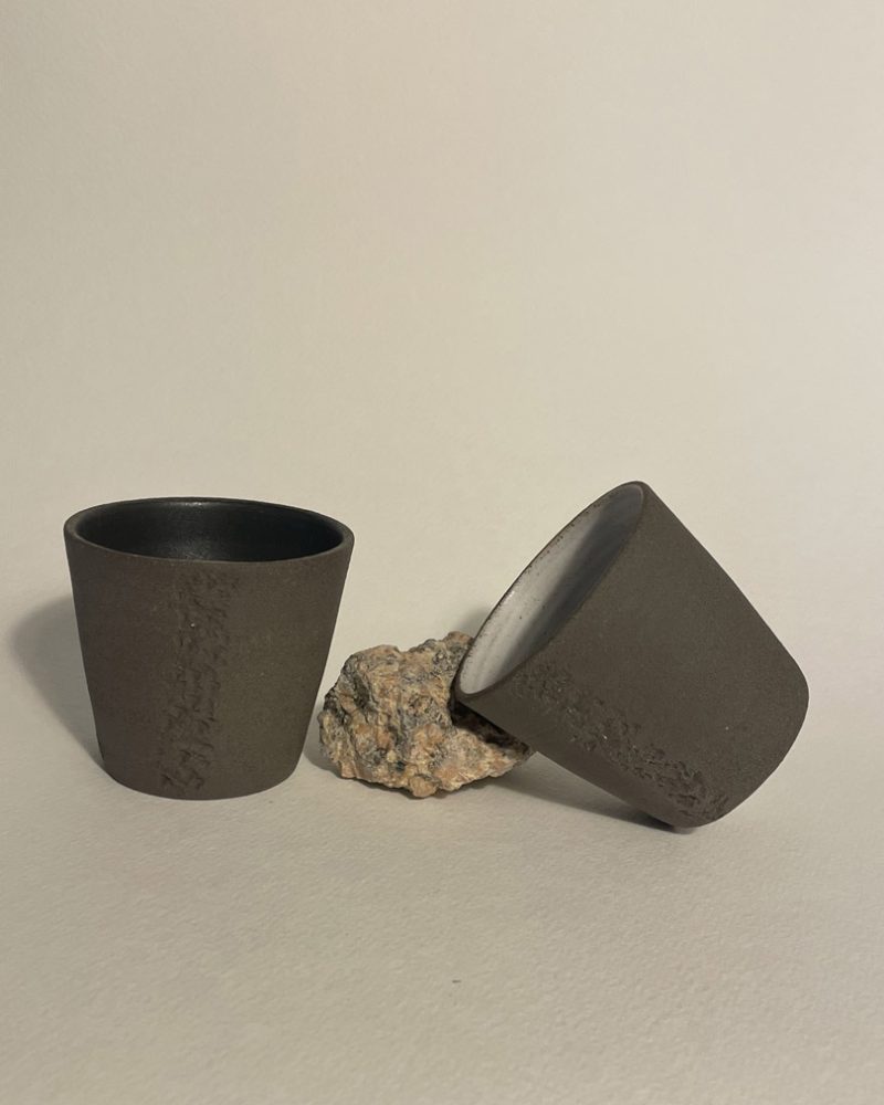 Gobelets Treb en terre brute avec granit rose Deux gobelets Treb évasés en grès brun brut, empreinte de granit rose, avec un morceau de granit