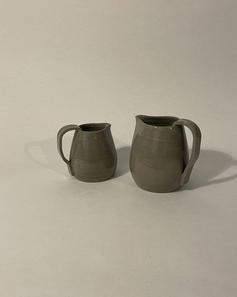 Pichets Anna, petit et grand Deux pichets Anna en grès gris chamotté émaillé transparent, petit et grand, anses rentrées