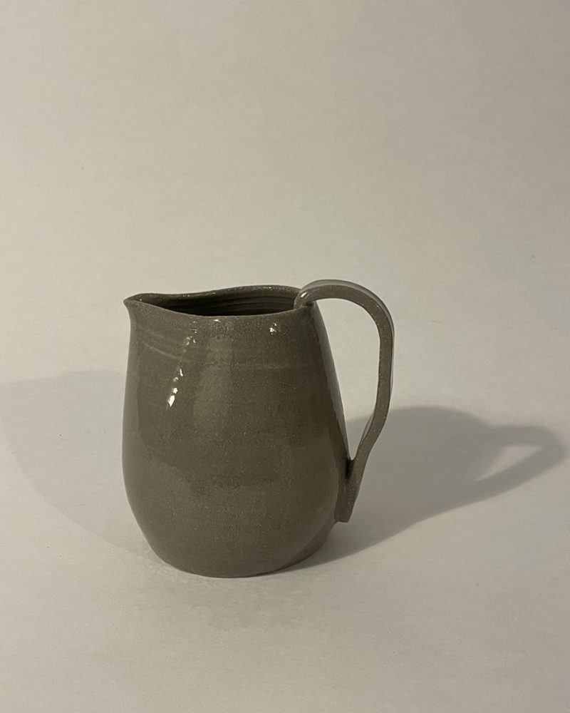 Petit pichet Anna de trois quarts Petit pichet Anna en grès gris chiné émaillé transparent, vue de trois quarts, anse à droite
