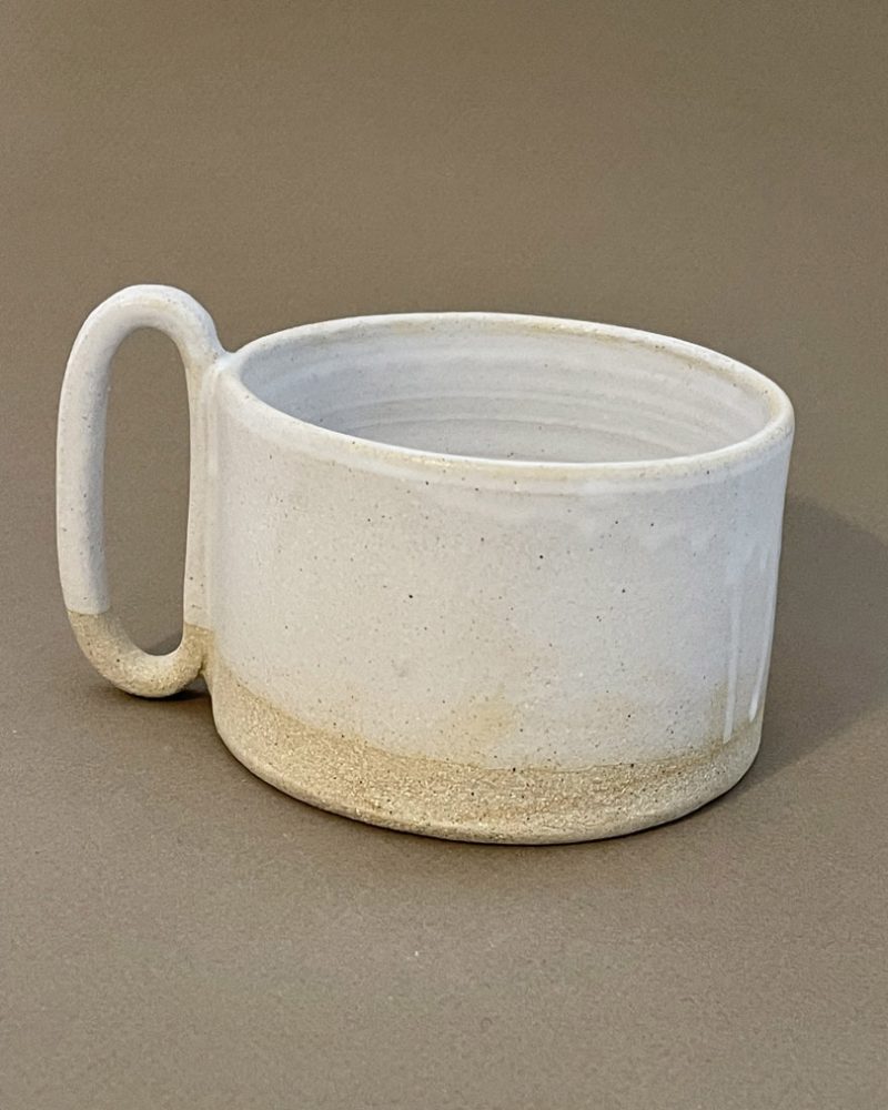 Grande tasse à thé Caro en grès chamotté émaillé blanc mat, plus large que haute, anse tournée