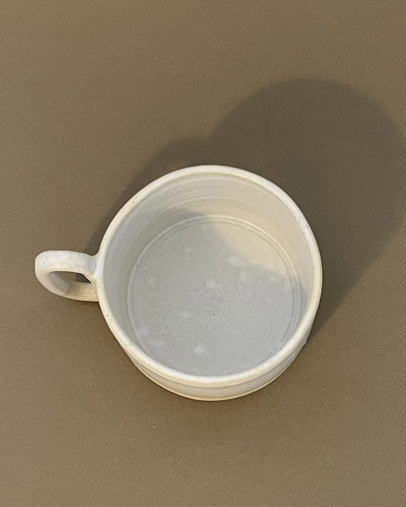 Tasse à thé Caro vue de dessus, intérieur émaillé blanc mat, anse à gauche